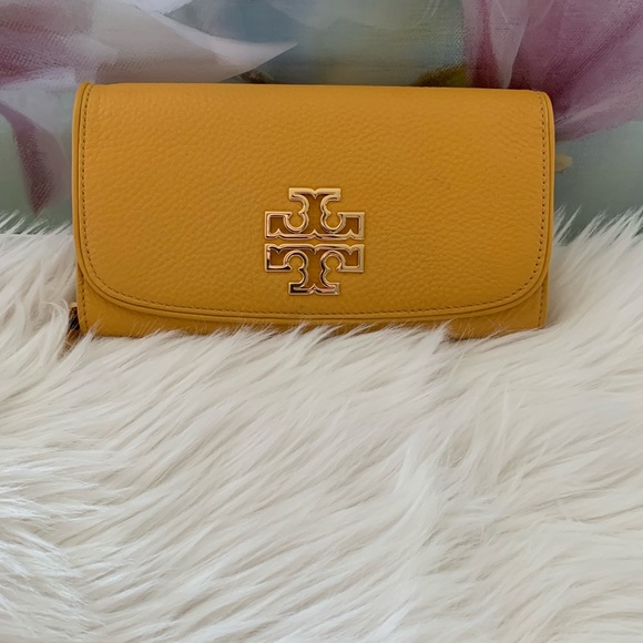 Tory Burch Handbags - Tory Burch duo Britten envelope leather wallet